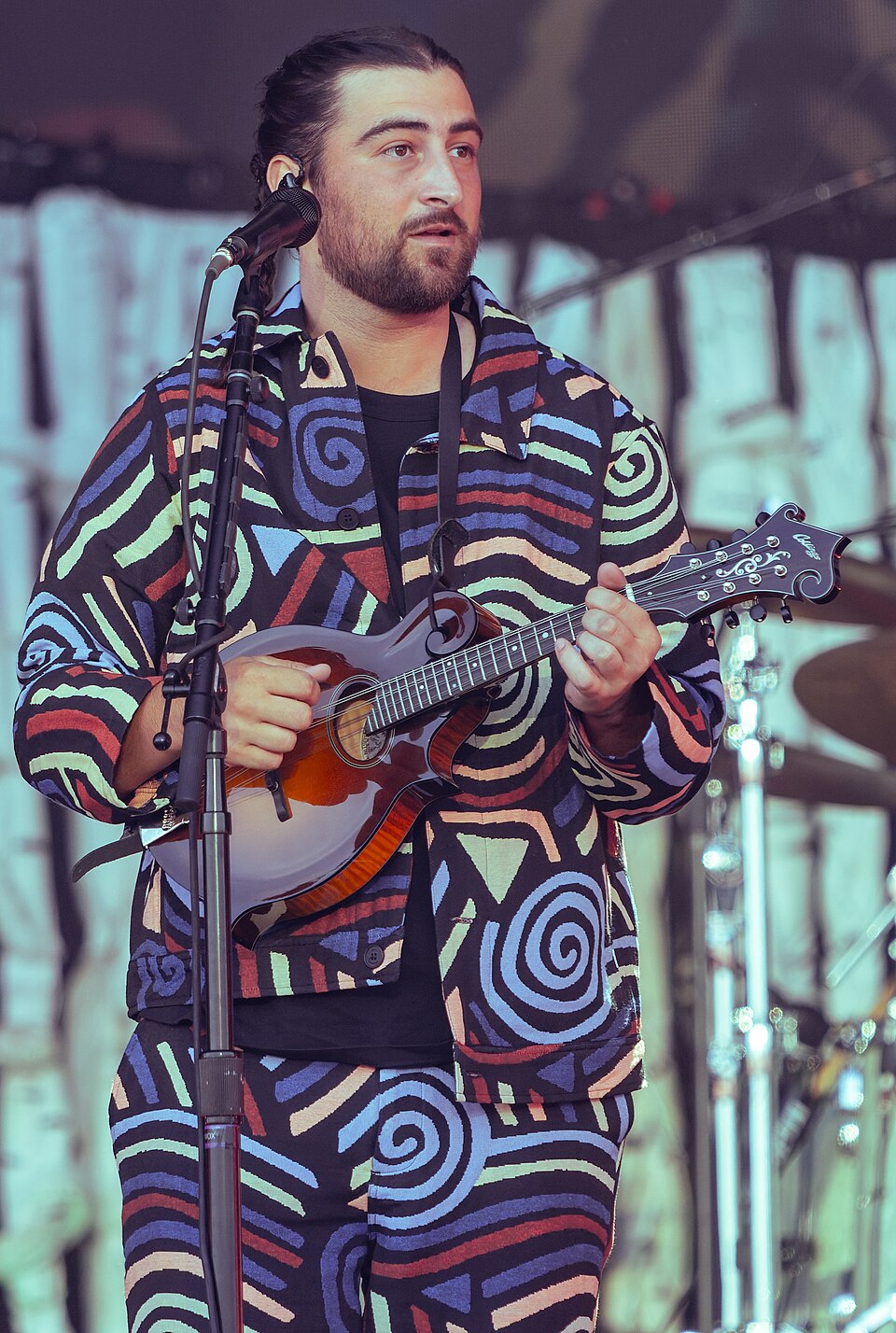 Noah Kahan's Music Style: Folk-Pop, Indie-Folk, or Country?